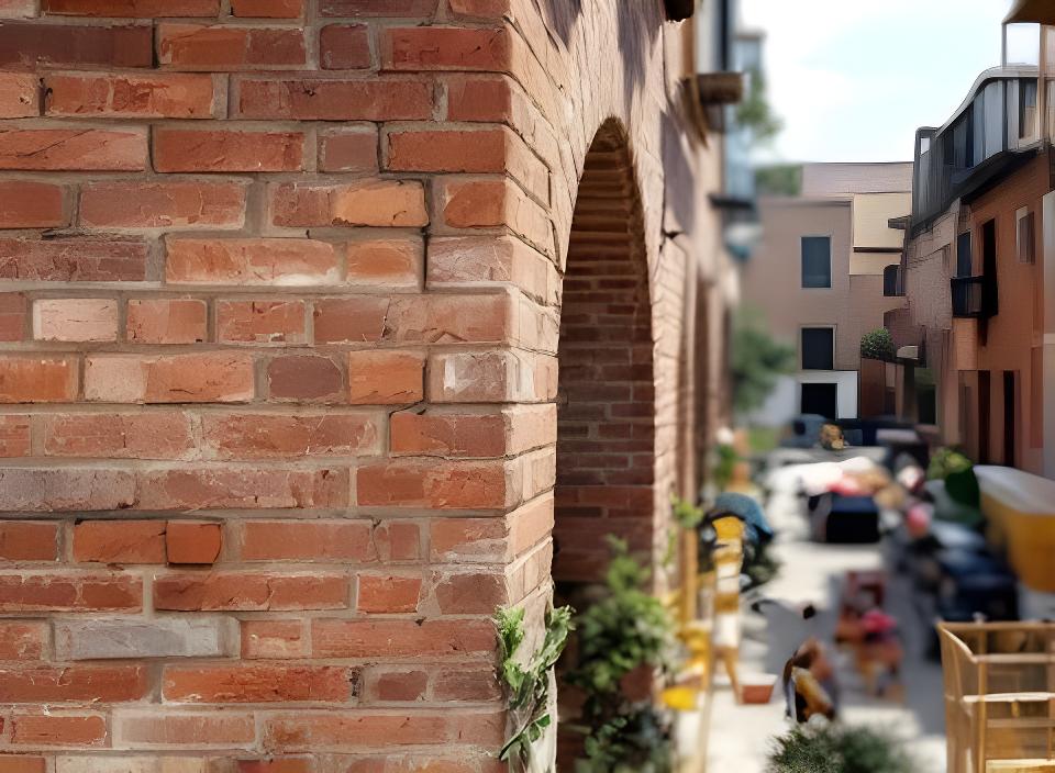 Secuencia de tres imágenes de la obra Barrio Las Palmas mostrando muro, detalle de junta y fachada terminada
