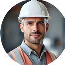 Retrato circular del constructor Age Perisse con casco claro y expresión confiada en obra